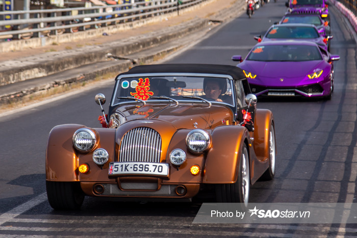 Đúng 8h30, đoàn xe bắt đầu di chuyển từ TP Cần Thơ đến nhà chú rể tại TP Sóc Trăng.