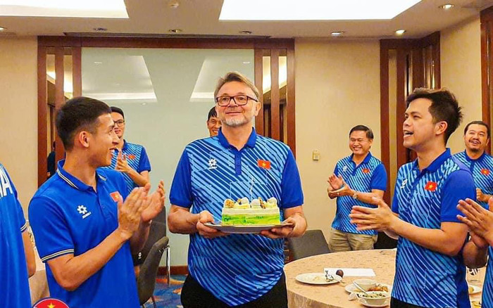 HLV Troussier lạc quan sau trận thua Indonesia: Mới lượt đi thôi, còn lượt về! Ảnh 2