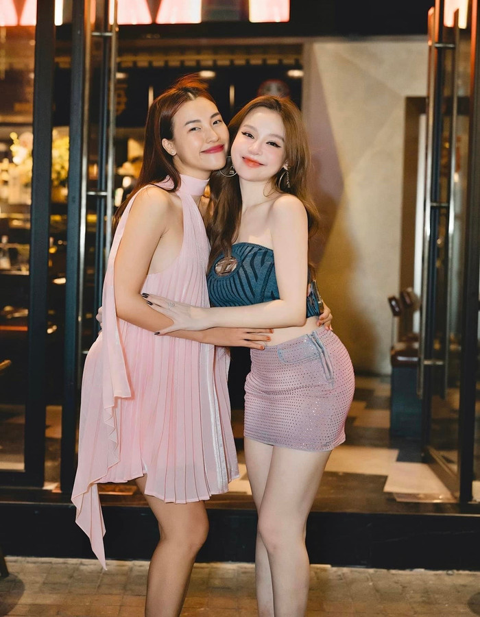 Hoàng Oanh hội ngộ Huyền Baby.