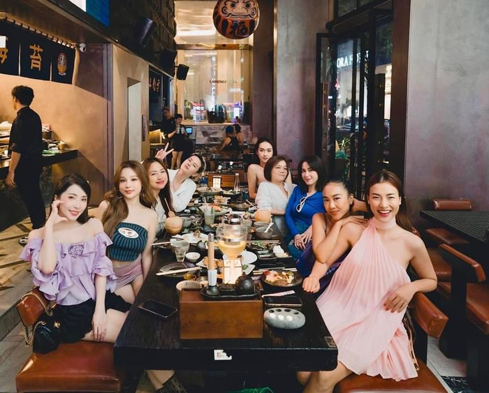 Dàn người đẹp Vbiz: Hoàng Oanh, Quỳnh Nga, Đoan Trang, Vân Hugo, Tú Vi,... hội ngộ trong tiệc hoành tráng của Huyền Baby. 