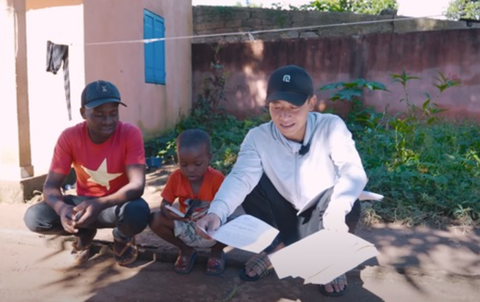 Quang Linh thông báo sẽ về thăm Việt Nam cùng Lôi Con trong 3 tháng