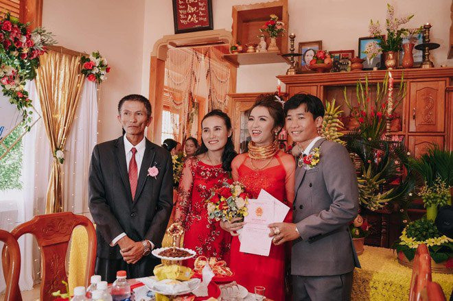 Cô dâu và chú rể rạng rỡ trong đám cưới