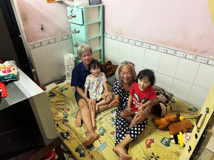 Cả hai vợ chồng bà Thông vẫn tần tảo nhặt ve chai, nuôi cháu.