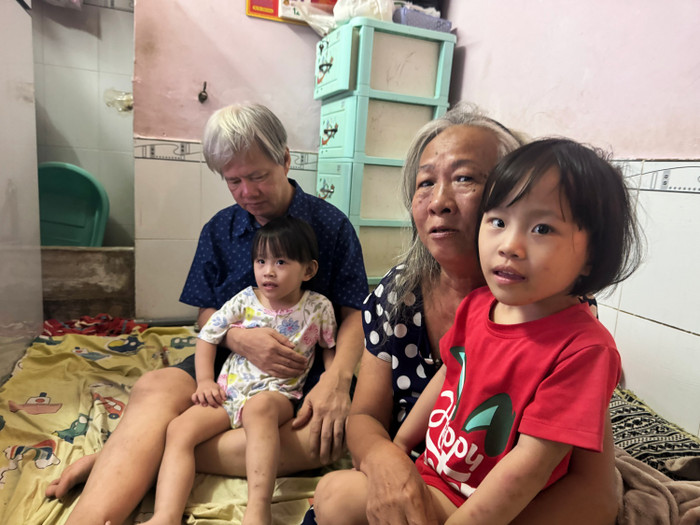 Vì không có điều kiện kinh tế, bà Thông dự tính cho hai cháu cùng đi nhặt nhạnh ve chai như mình.