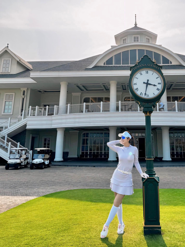 Hoa hậu Jennifer Phạm xả kho khoảnh khắc trên sân golf với thần thái sang chảnh. 