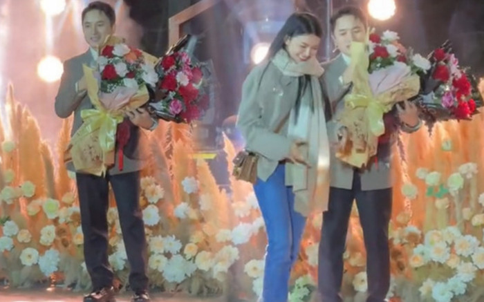 Phan Mạnh Quỳnh hát hit 'Người yêu cũ', bà xã Khánh Vy lên sân khấu nhận xét Ảnh 2