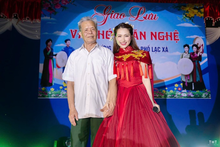 Cách đây không lâu, Hòa Minzy đã về quê để biểu diễn. Người đẹp vô cùng hạnh phúc khi có cơ hội cất giọng, và chụp ảnh cùng ông ngoại. Ảnh: THT Quevo Media