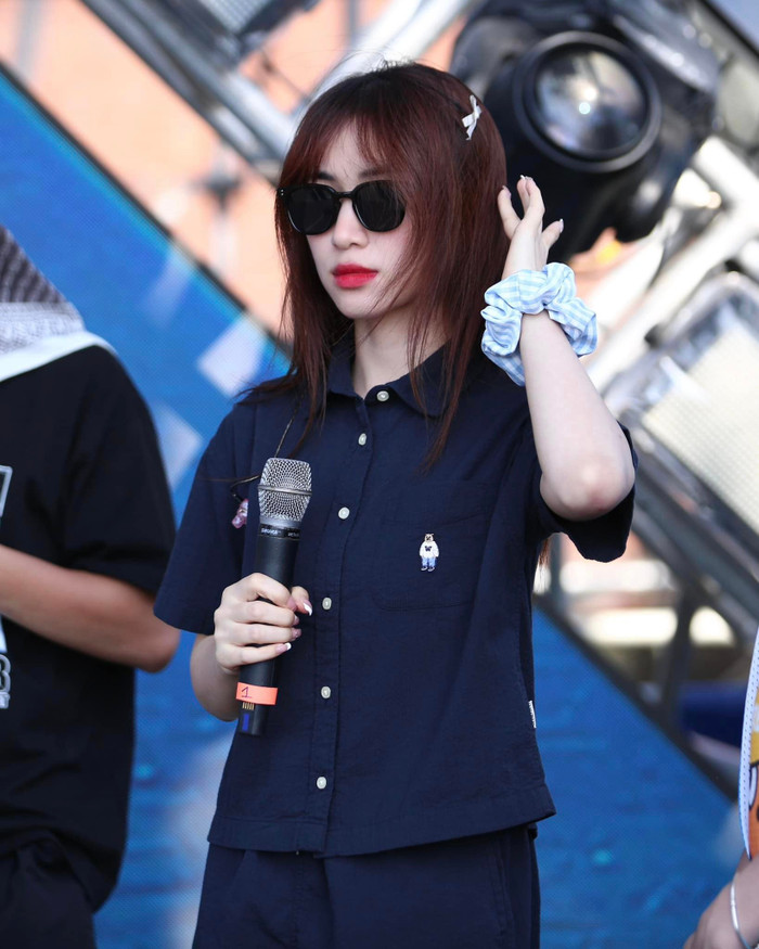 Hòa Minzy còn sử dụng thêm phụ kiện để trở nên trẻ trung, nổi bật hơn khi mặc trang phục đời thường trên sân khấu. Ảnh: FBNV