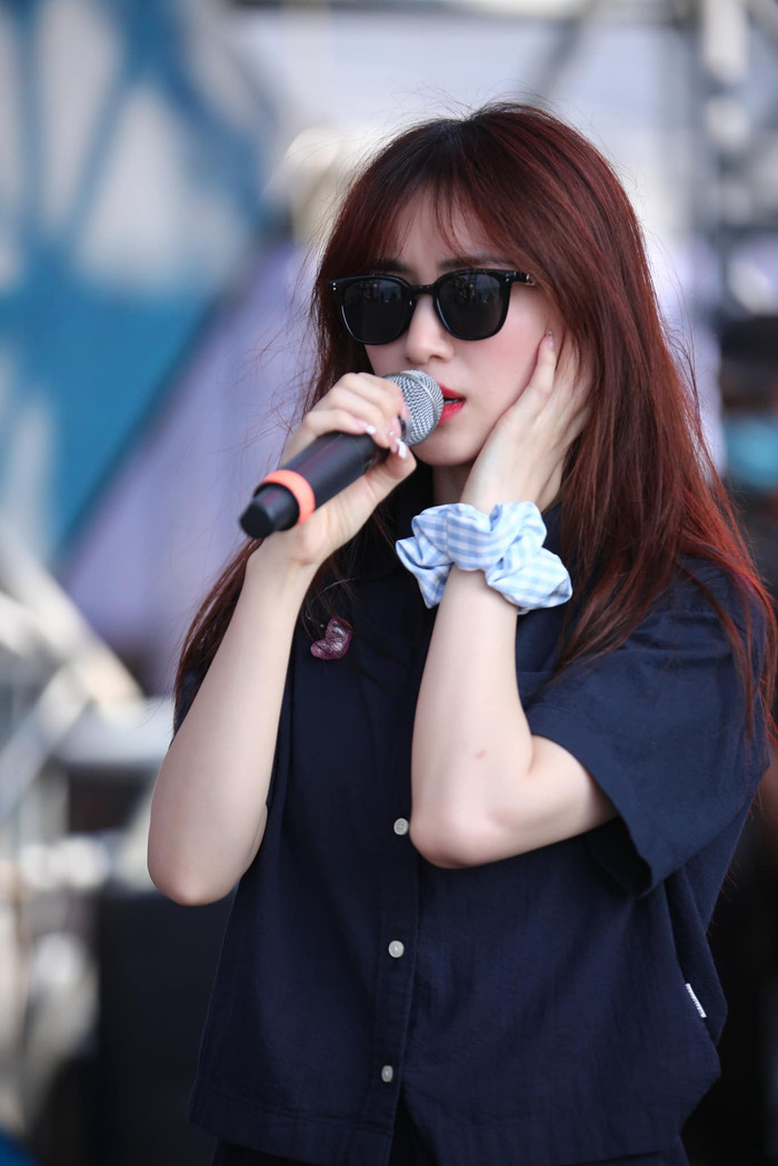 Làn da căng bóng, trắng hồng của Hòa Minzy trở nên vô cùng nổi bật khi 'chính chủ' diện trang phục tối màu. Ảnh: FBNV