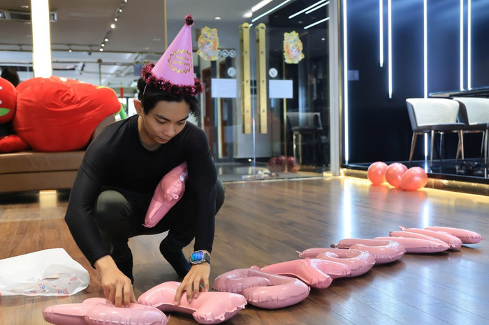 Khánh Thi tự chuẩn bị cho sinh nhật bà xã.