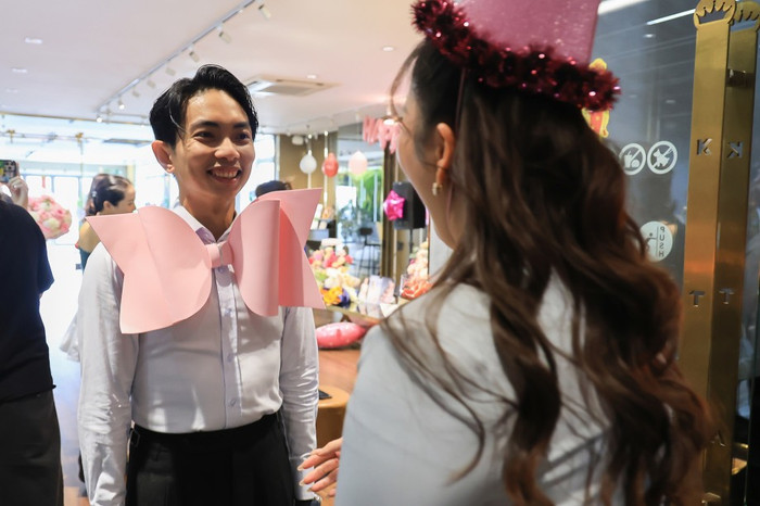 Phan Hiển tạo bất ngờ cho bà xã.