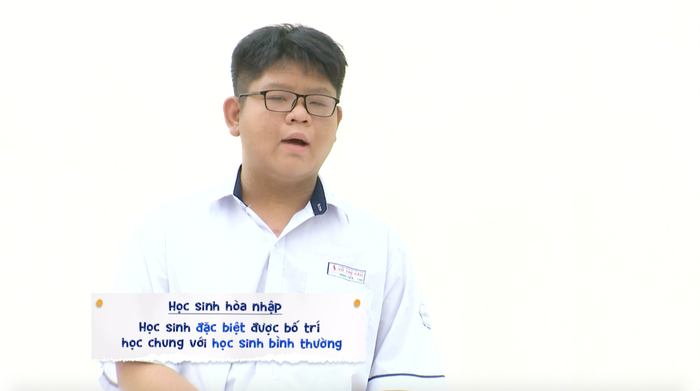 Học sinh hòa nhập Minh Tiến lấy hết can đảm bước lên bục dũng khí.