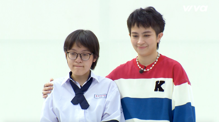 Gil Lê dành những lời động viên cho cô bé.