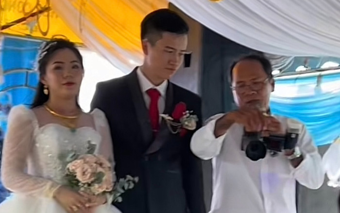 Hài hước tiệc cưới ở Cà Mau, MC kiêm luôn thợ chụp ảnh khiến cộng đồng mạng bấm like nhiệt tình Ảnh 2