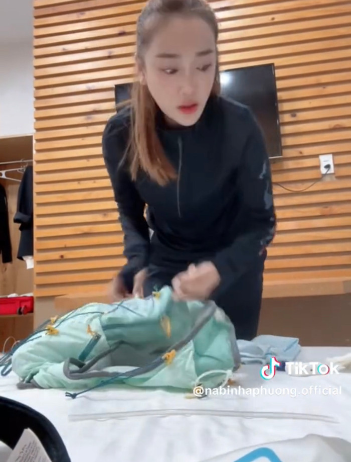 Nhã Phương sắp xếp balo trước khi chuẩn bị cho giải chạy có quãng đường kéo dài hơn 30km. Sau khi hoàn thành giải chạy, nữ diễn viên ngay lập tức trở về nhà. Ảnh: Chụp màn hình