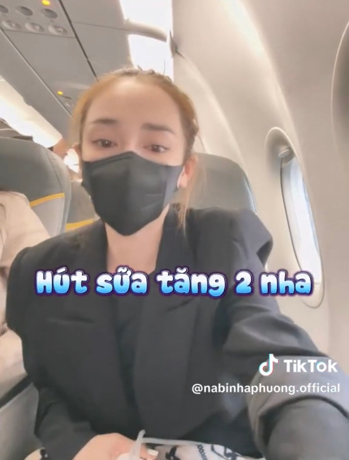 Nhã Phương tranh thủ hút sữa hai lần khi có mặt trên máy bay. Nữ diễn viên thể hiện sự quan tâm, lo lắng cho các con ở mọi lúc, mọi nơi. Ảnh: Chụp màn hình