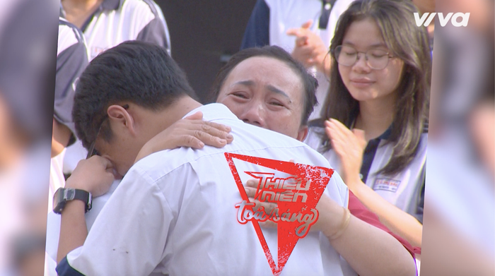 Nam sinh bật khóc xin lỗi mẹ vì từng tự ti do mẹ làm nghề bán bún riêu Ảnh 3