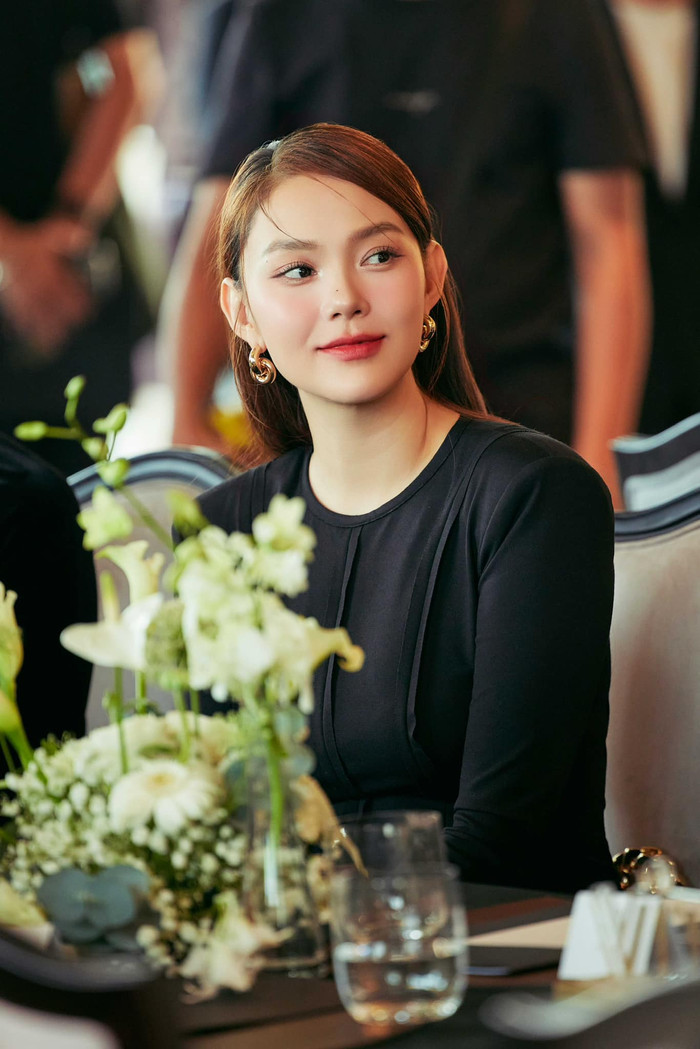 Sau sinh, Minh Hằng vẫn được khen ngợi về nhan sắc sáng bừng mỗi khi xuất hiện trước công chúng.