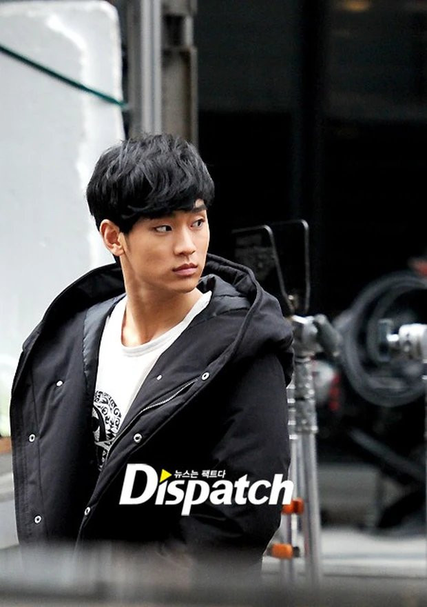 12 năm trước, Dispatch từng bám đuôi Kim Soo Hyun trong thời gian dài nhưng không làm được trò trống gì.