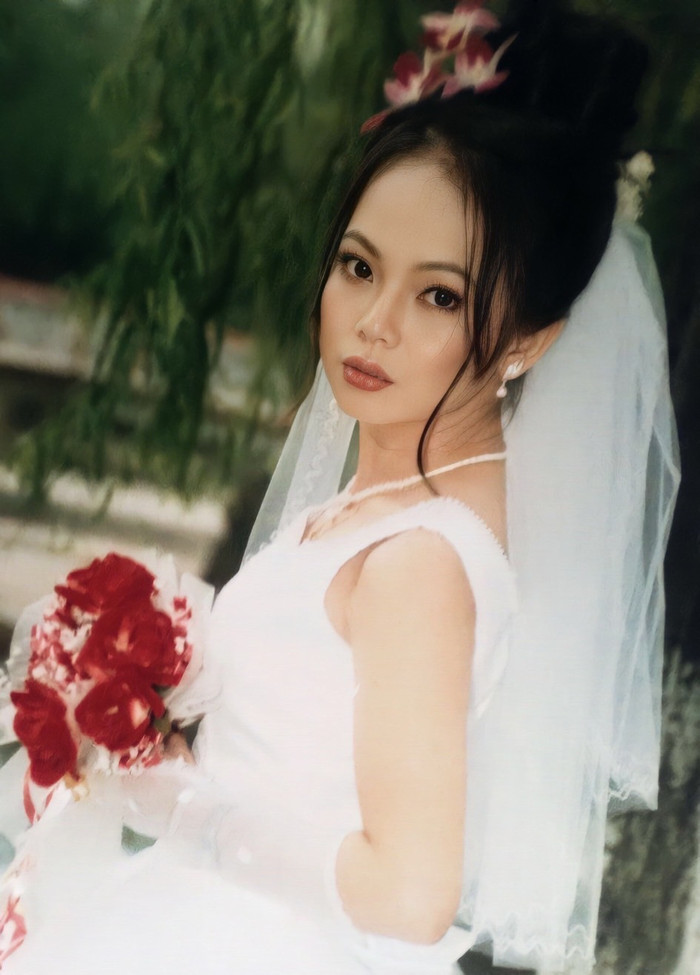 Cô dâu vẫn toát lên vẻ đẹp cực phẩm dù ở lối make up thời bấy giờ.