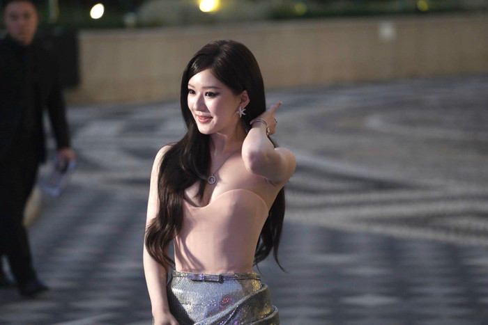 Hình ảnh gây tranh cãi của Triệu Lộ Tư.