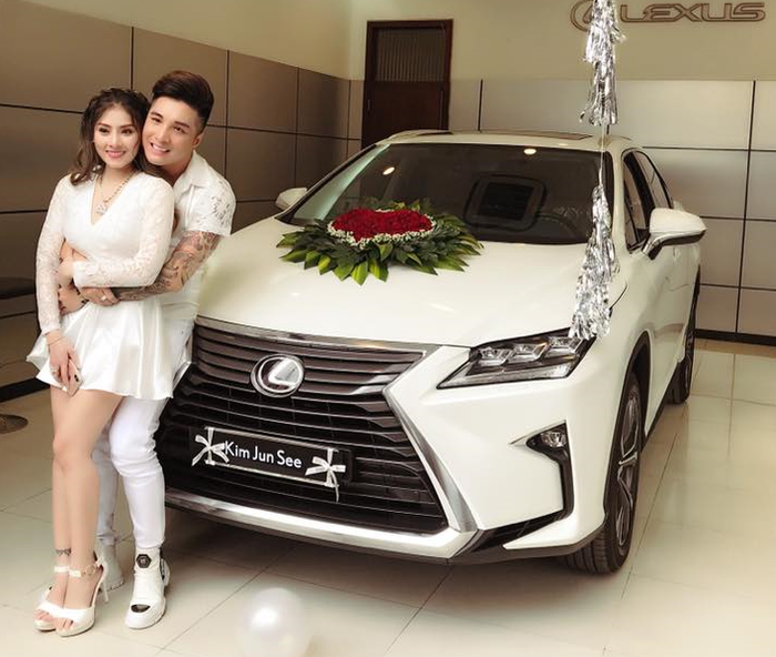Quà cầu hôn mà Lâm Chấn Khang dành cho bạn gái là xế hộp hơn 4 tỷ đồng.
