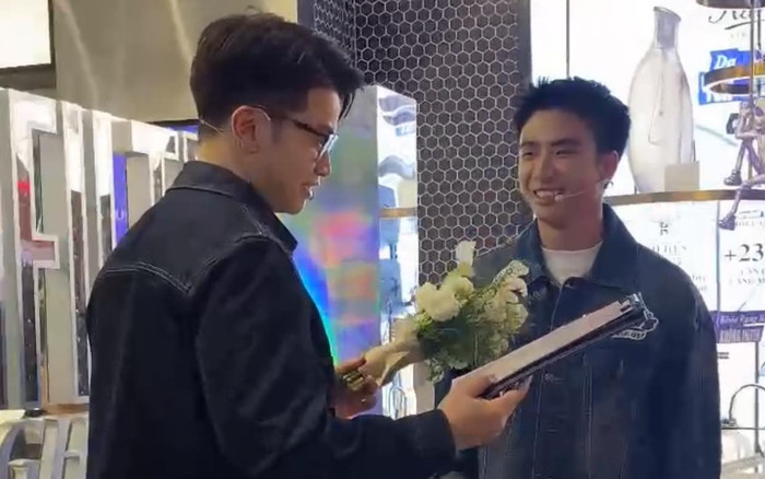 'Ninh - Dương' ký giấy kết hôn, còn tung hoa cưới khiến cả trung tâm thương mại như vỡ oà Ảnh 2