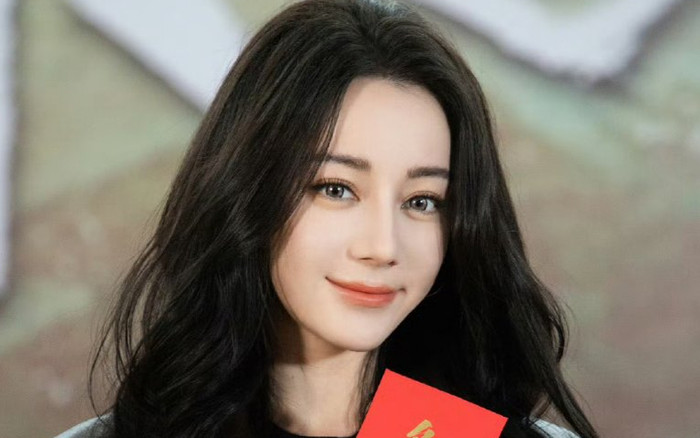 Địch Lệ Nhiệt Ba khoe nhan sắc đỉnh cao qua cam thường, 'tình bể bình' bên sao nam kém tuổi Ảnh 2