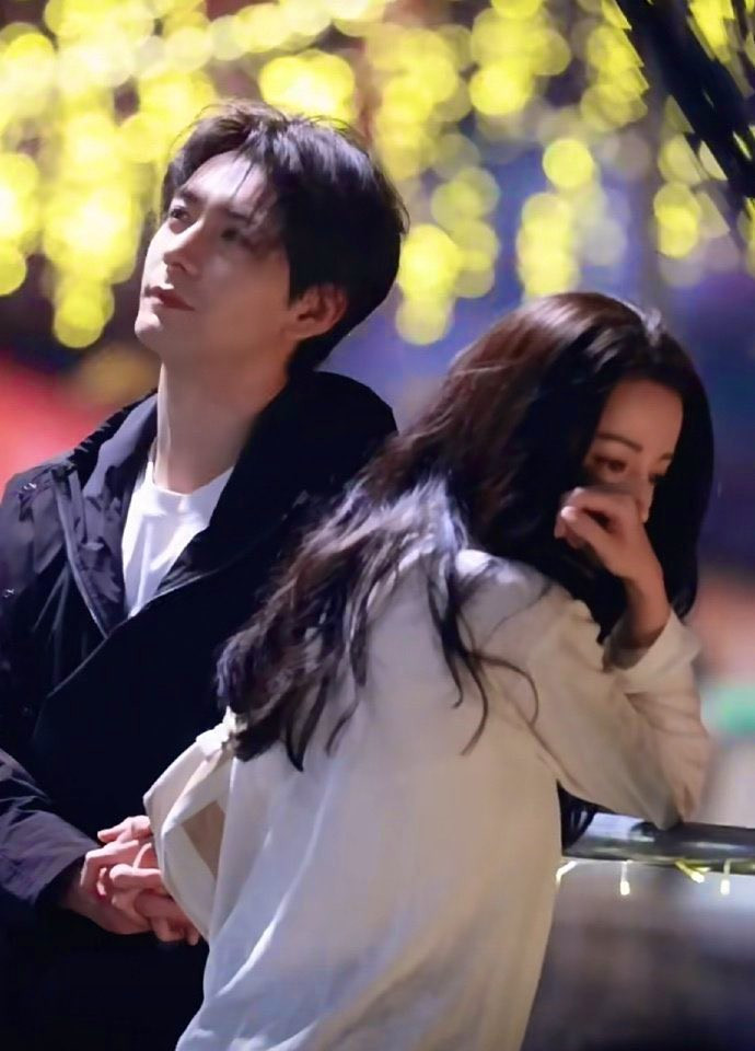 Địch Lệ Nhiệt Ba và Trần Tinh Húc đẹp đôi bất ngờ khi đứng cạnh nhau, điều này khiến cho dân tình có thêm lý do mong chờ ngày phim ra mắt. 