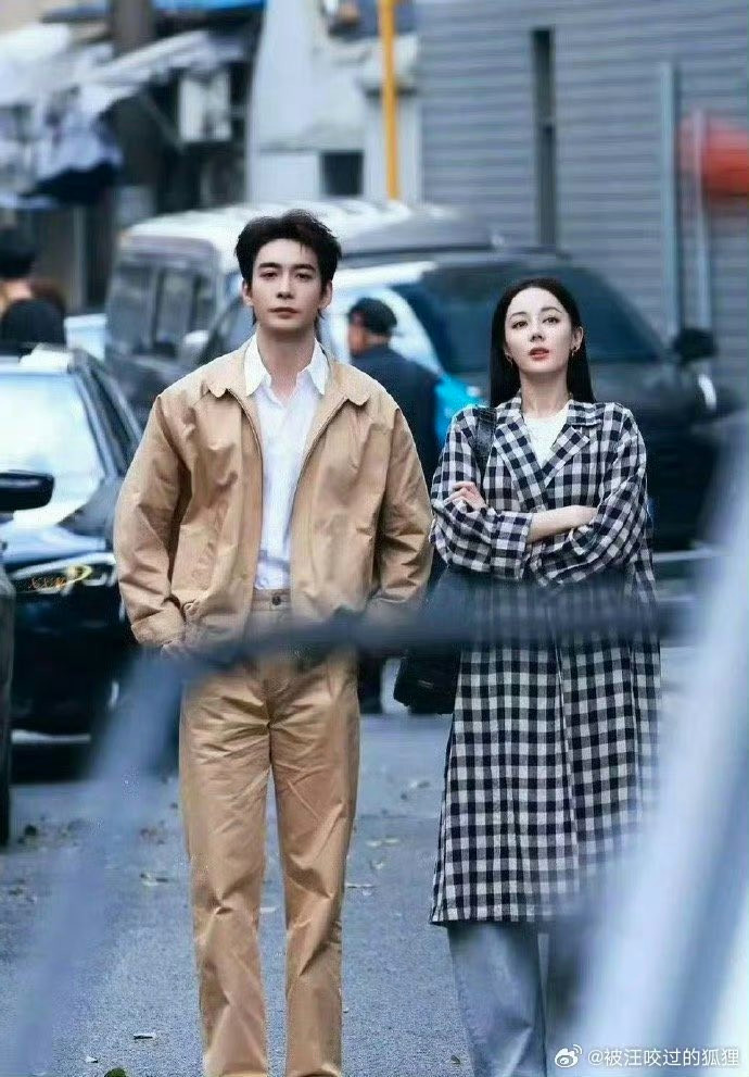 Dù chênh lệch tuổi tác nhưng Trần Tinh Húc và Địch Lệ Nhiệt Ba vẫn khá đẹp đôi. 