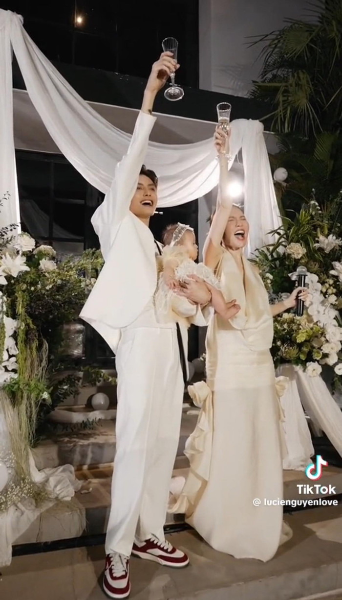 Cặp đôi bế con gái đầu lòng lên sân khấu, chia sẻ khoảnh khắc báo tin vui với bạn bè, đồng nghiệp.