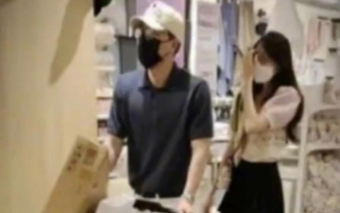 Phản ứng gây chú ý của HIEUTHUHAI và bạn gái khi netizen phát hiện hẹn hò Ảnh 2