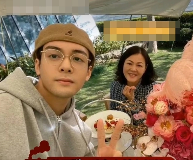 Mẹ Tăng Thuấn Hy từng giả bệnh để ngăn cản con trai vào showbiz. 