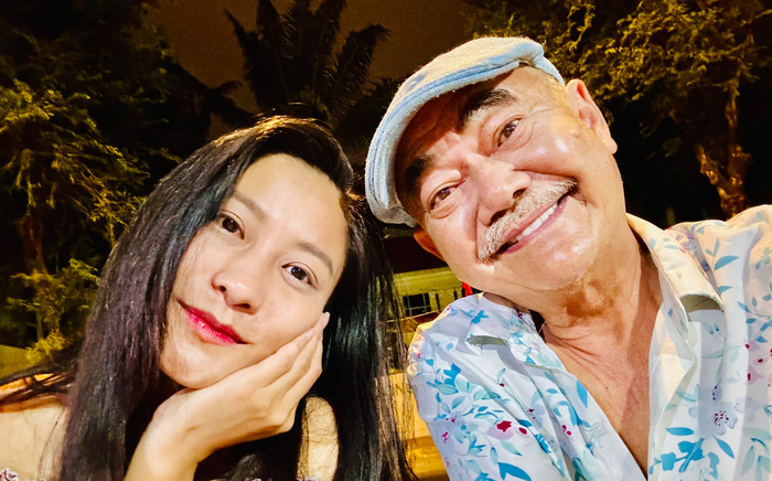 NSND Việt Anh tuổi U70 khoe loạt ảnh thân mật bên một cô gái Ảnh 2
