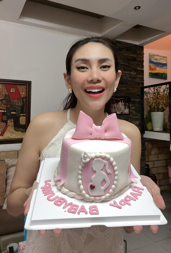 Minh Tú từng gửi bánh kem mừng Võ Hoàng Yến mang thai con đầu lòng. Ảnh: FBNV