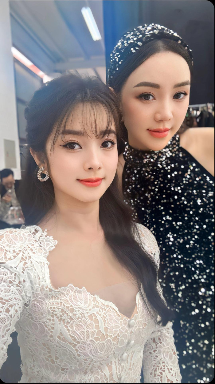 Lệ Quyên (váy trắng) đọ sắc với đàn em Quỳnh Kool.