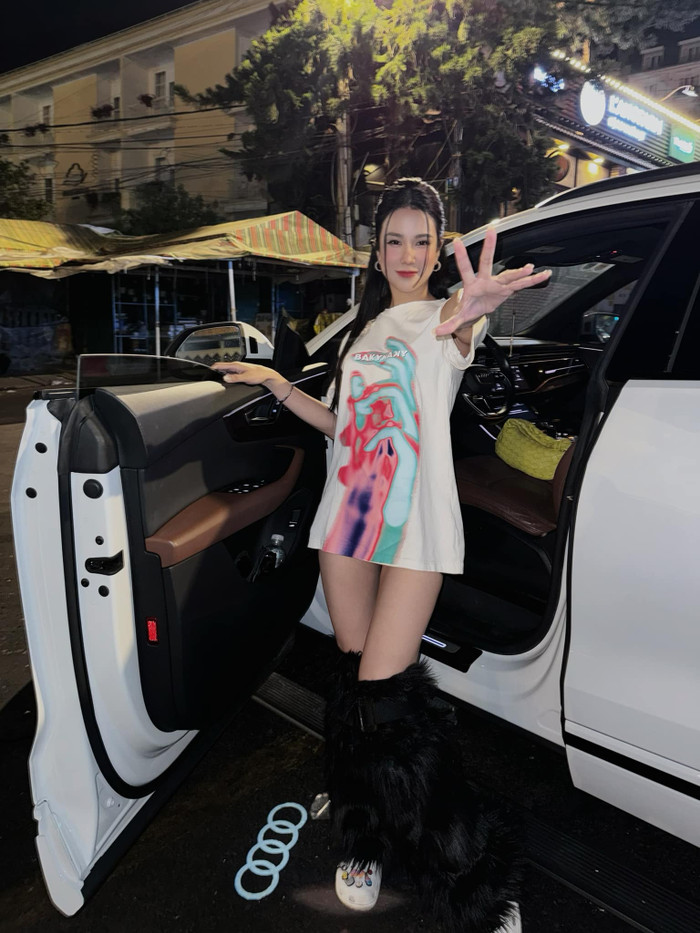 Diệp Lâm Anh không ngần ngại mang xế hộp đắt đỏ đi chơi mỗi khi tâm trạng vui vẻ, hạnh phúc. Ảnh: FBNV