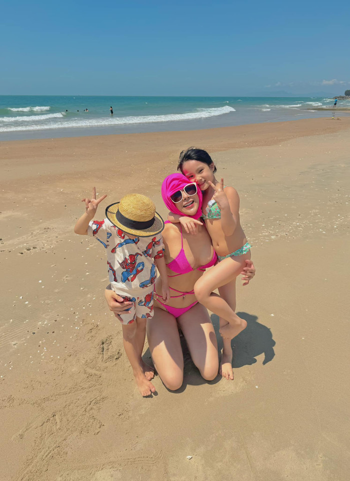 Diệp Lâm Anh diện bikini hai mảnh màu hồng rực rỡ, vui vẻ tạo dáng chụp ảnh cùng hai con. Ảnh: FBNV
