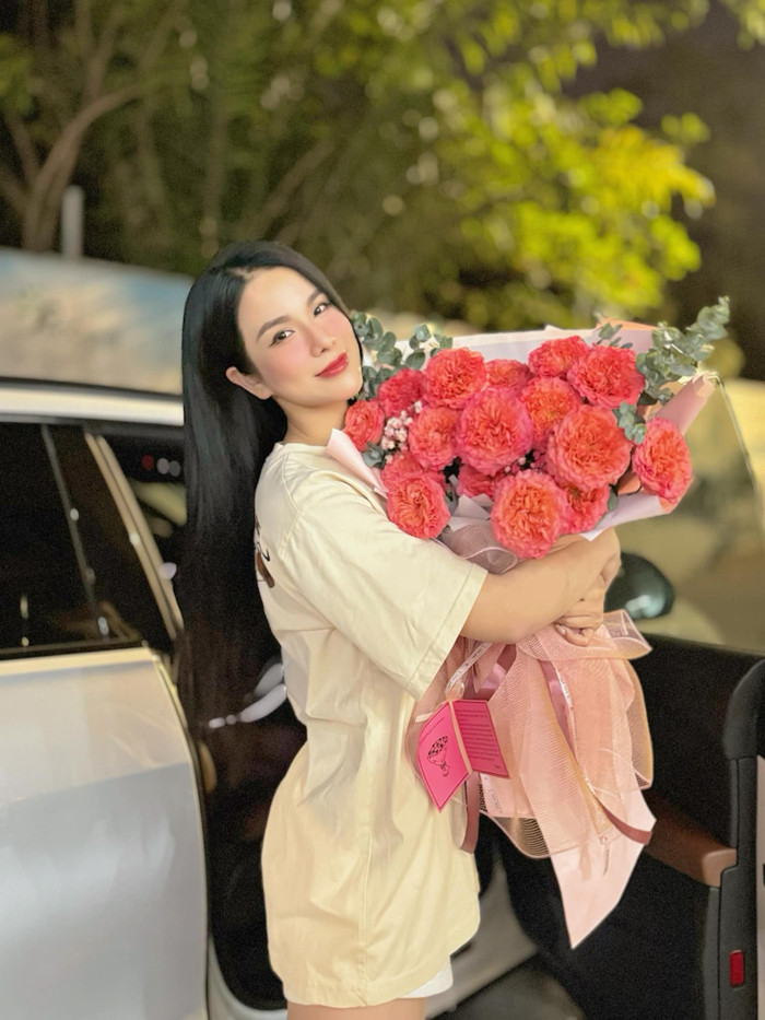 Không còn vướng bận ồn ào tình ái với chồng cũ, Diệp Lâm Anh lựa chọn tập trung vào công việc, chăm sóc các con và dành thời gian ở bên cạnh người thân, bạn bè. Ảnh: FBNV