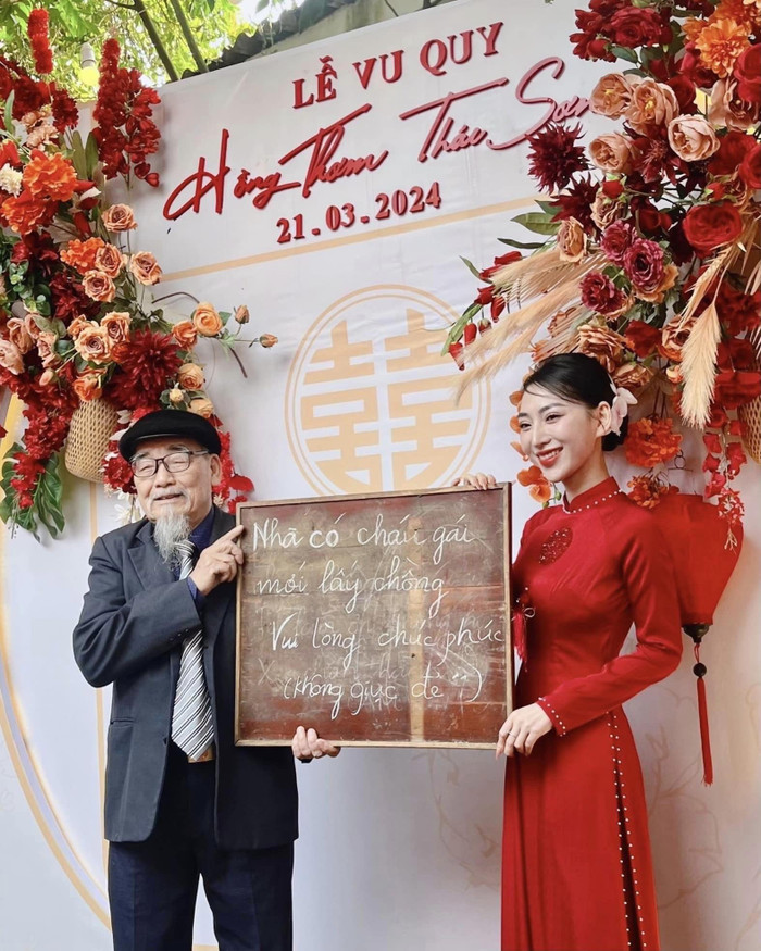 Sau 5 năm, cô cháu gái đã lấy chồng, tấm bảng cũng được thay bằng nội dung đặc biệt hơn