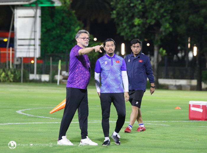 HLV Troussier đã lên chiến thuật và đấu pháp để thắng Indonesia vào ngày mai. Ảnh: VFF
