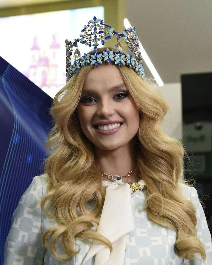 Gặp lại người hâm mộ tại quê nhà, Krystyna Pyszko rất hạnh phúc, cô liên tục nở nụ cười tươi tắn và giành cho fan hâm mộ những cái ôm sau khoảng thời gian xa cách. Ảnh FBNV.