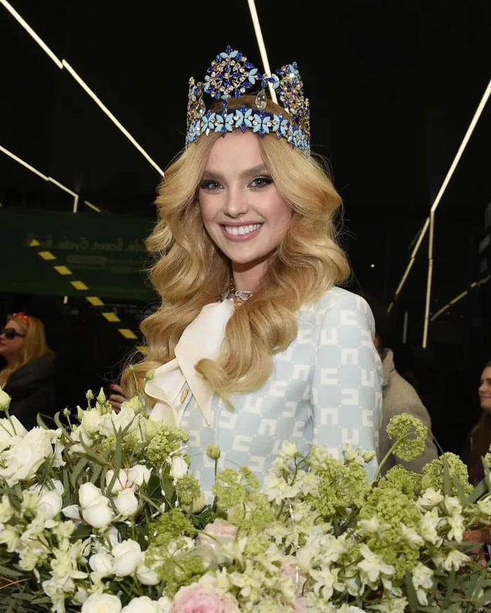 Mới đây, đương kim Hoa hậu Thế giới đã chính thức khởi hành về CH Séc. Mỹ nhân 24 tuổi ghi điểm bởi phong cách thời trang lịch thiệp, nhã nhặn.Bộ trang phục màu trắng kiểu dáng vintage giúp cô tôn lên vóc dáng chuẩn. Ảnh FBNV.