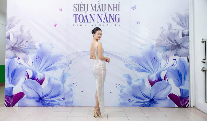 Á hậu Hương Ly diện váy bó sát, khoe đường cong trong vòng bán kết Siêu mẫu nhí toàn năng.