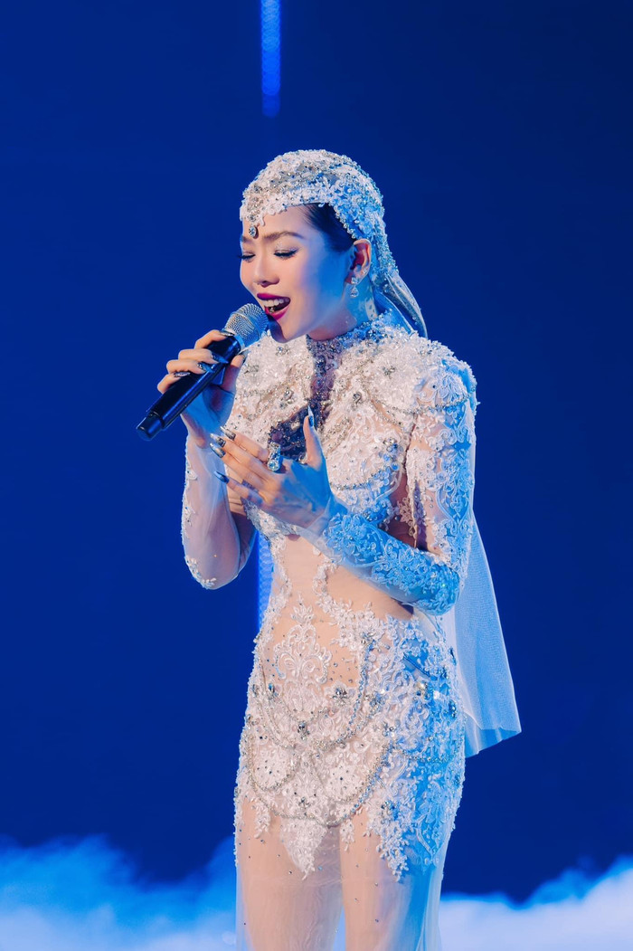 Nhan sắc của nữ ca sĩ ngày càng thăng hạng theo thời gian. 