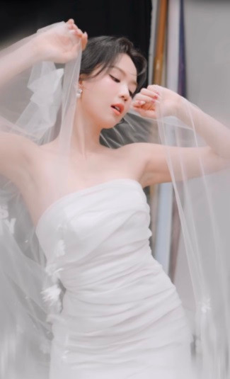 Váy cưới giúp tôn lên làn da trắng như sứ của Ngọc Trinh.