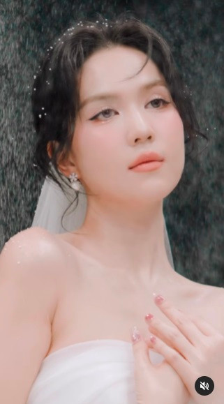 Ngọc Trinh hóa cô dâu nhẹ nhàng, trong trẻo.