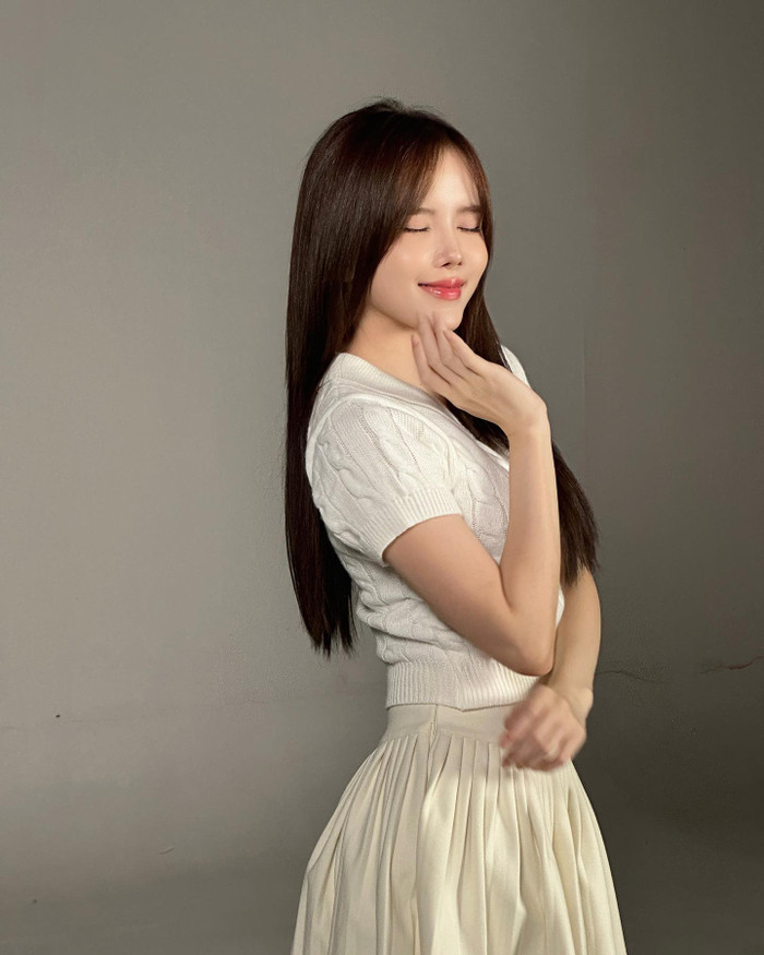 Thiều Bảo Trâm thể hiện tâm trạng vui vẻ khi chụp ảnh ở hậu trường. Ảnh: FBNV