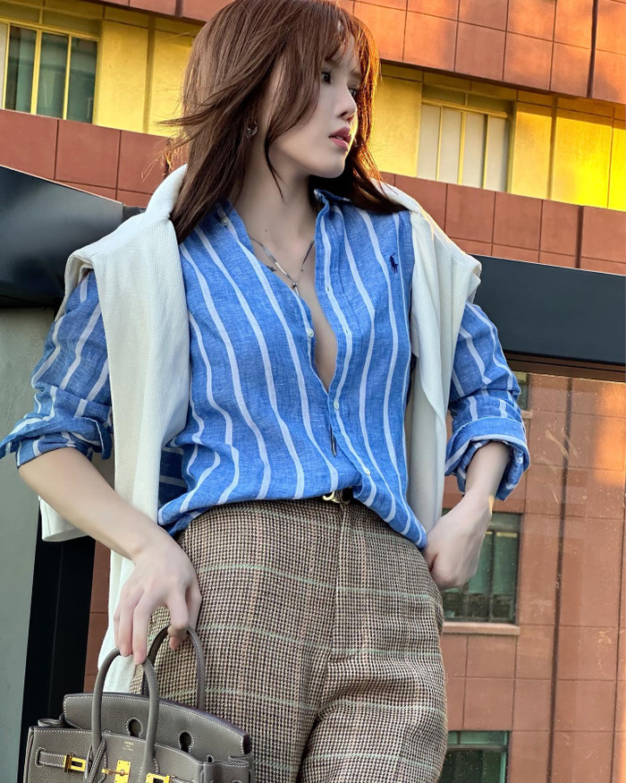 Thiều Bảo Trâm ăn vận đầy táo bạo với áo sơ mi phanh cúc trong hình ảnh mới nhất. Ảnh: FBNV