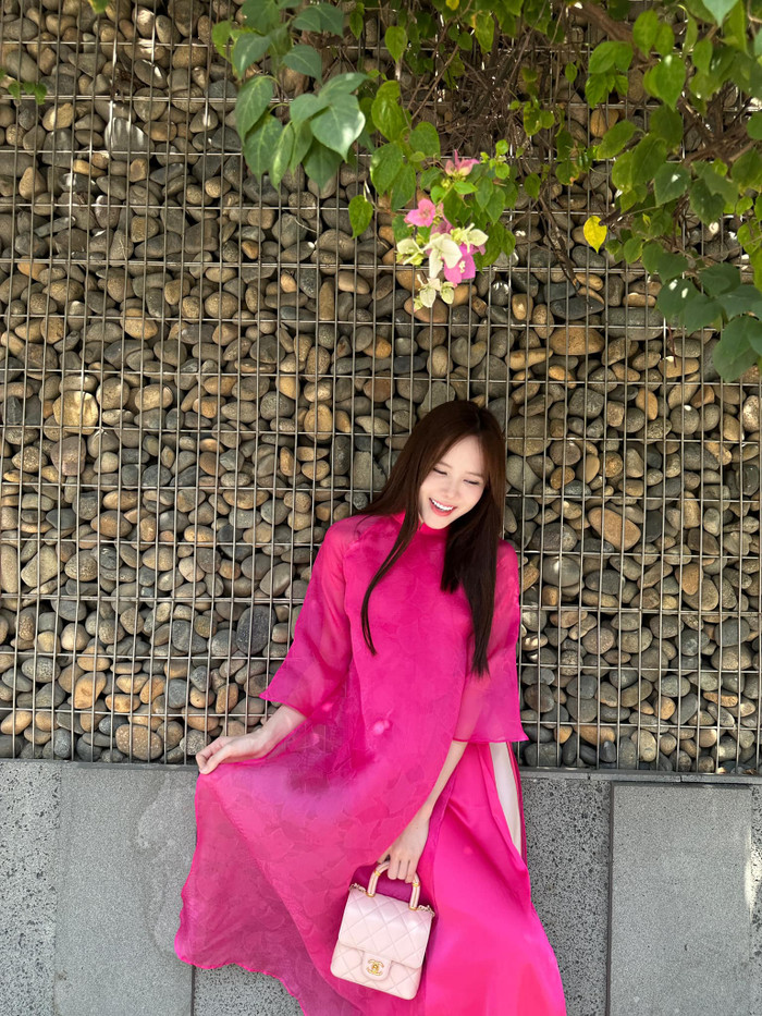 Thiều Bảo Trâm nở nụ cười đầy rạng rỡ khi chụp hình. Ảnh: FBNV